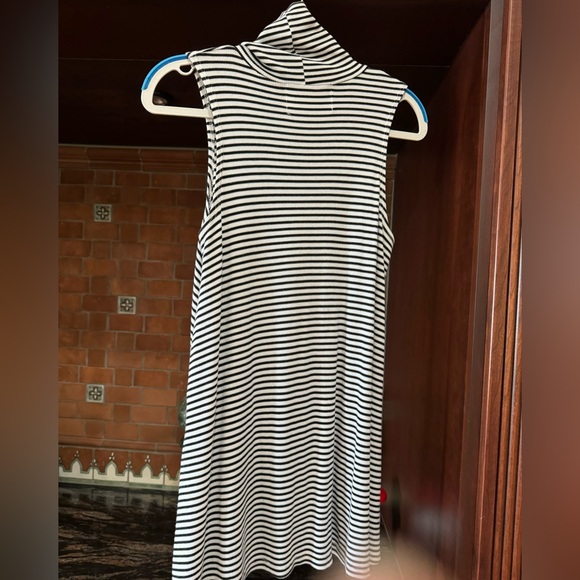 Puella sleeveless turtleneck top - Picture 2 of 3